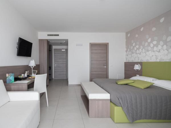 Hotel Iris ***S : photo 6 de la chambre suite junior avec terrasse et bain à remous