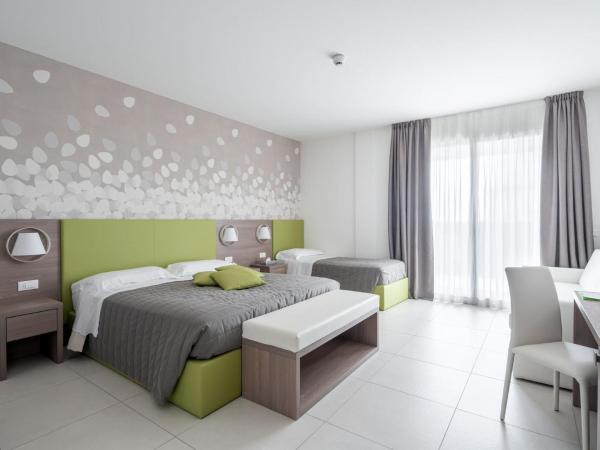 Hotel Iris ***S : photo 1 de la chambre suite junior avec terrasse et bain à remous