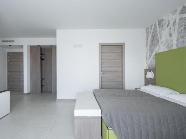 Hotel Iris ***S : photo 7 de la chambre suite junior - vue sur mer