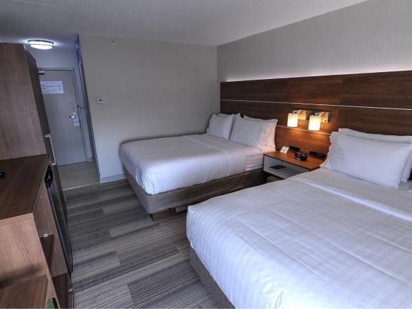 Holiday Inn Express & Suites Toronto Airport West, an IHG Hotel : photo 1 de la chambre chambre standard avec 2 lits queen-size
