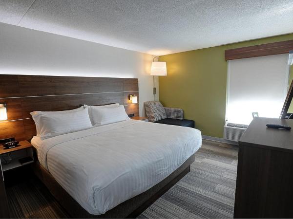 Holiday Inn Express & Suites Toronto Airport West, an IHG Hotel : photo 5 de la chambre suite lit king-size