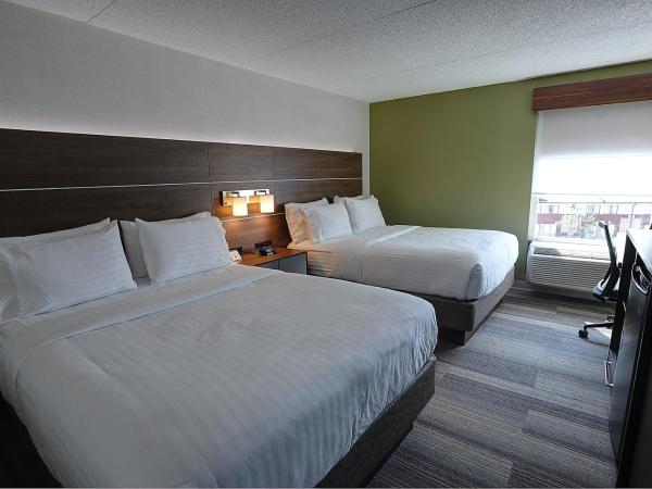 Holiday Inn Express & Suites Toronto Airport West, an IHG Hotel : photo 2 de la chambre chambre standard avec 2 lits queen-size