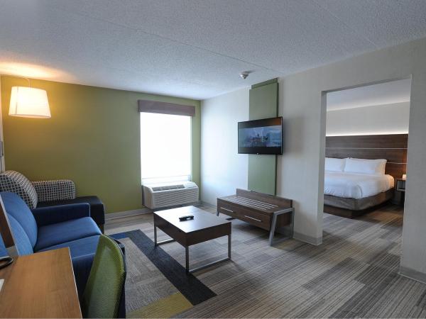 Holiday Inn Express & Suites Toronto Airport West, an IHG Hotel : photo 4 de la chambre suite lit king-size