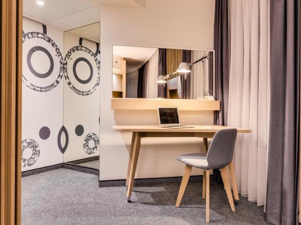 Holiday Inn - Warsaw City Centre, an IHG Hotel : photo 4 de la chambre suite lit king-size - vue sur ville