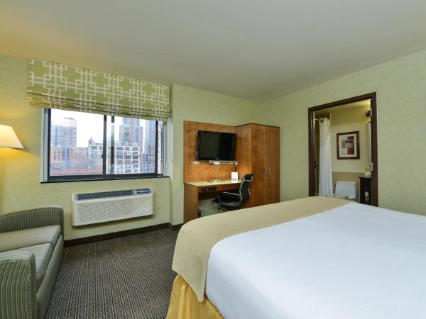 Holiday Inn Express Manhattan Midtown West, an IHG Hotel : photo 2 de la chambre chambre lit king-size avec canapé-lit