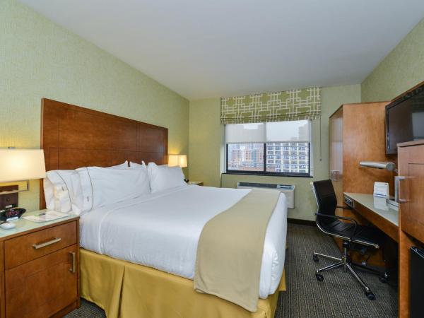 Holiday Inn Express Manhattan Midtown West, an IHG Hotel : photo 4 de la chambre chambre lit king-size - vue sur ville