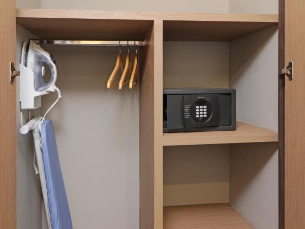 Holiday Inn Express & Suites Monterrey Valle, an IHG Hotel : photo 6 de la chambre standard king room with extra floor space