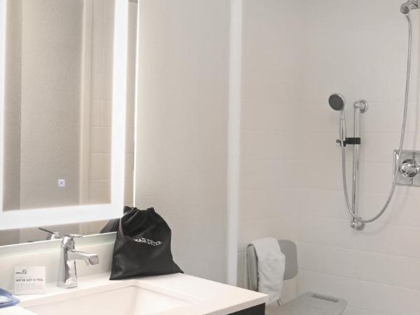 Holiday Inn Express New Orleans East, an IHG Hotel : photo 5 de la chambre chambre lit king-size standard avec douche accessible en fauteuil roulant - adaptée aux personnes à mobilité réduite