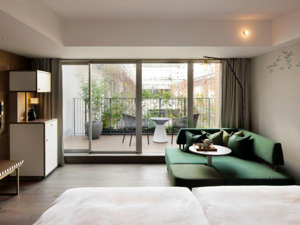 GOOD NATURE HOTEL KYOTO : photo 1 de la chambre chambre lits jumeaux avec terrasse et accès au salon - vue sur jardin