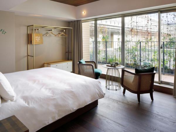 GOOD NATURE HOTEL KYOTO : photo 2 de la chambre chambre double avec terrasse et accès au salon - vue sur jardin