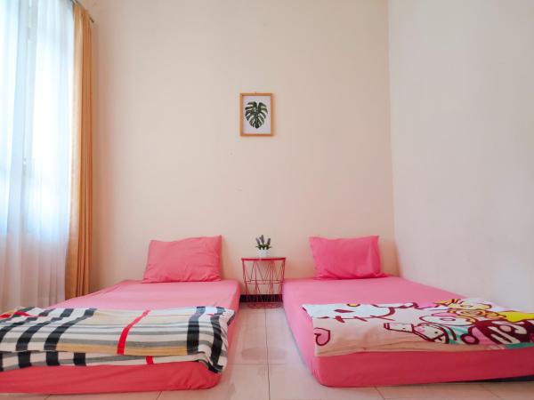 Green Surabaya Homey : photo 2 de la chambre chambre lits jumeaux