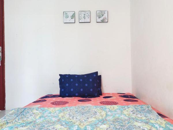 Green Surabaya Homey : photo 2 de la chambre chambre double avec balcon