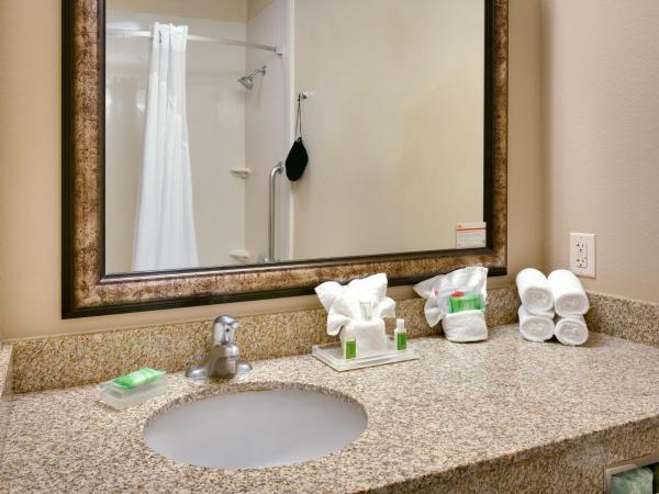 Holiday Inn & Suites Salt Lake City - Airport West, an IHG Hotel : photo 1 de la chambre chambre lit jumeaux avec douche accessible en fauteuil roulant - non-fumeurs