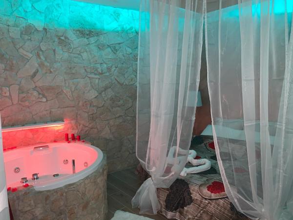 Domus 2 : photo 1 de la chambre chambre double avec baignoire spa