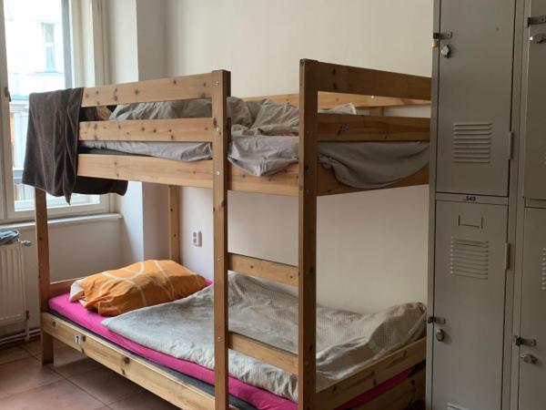 Hostel Fontána : photo 4 de la chambre lit superposé en dortoir mixte pour 8 personnes - vue sur rue