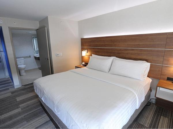 Holiday Inn Express & Suites Toronto Airport West, an IHG Hotel : photo 6 de la chambre suite lit king-size