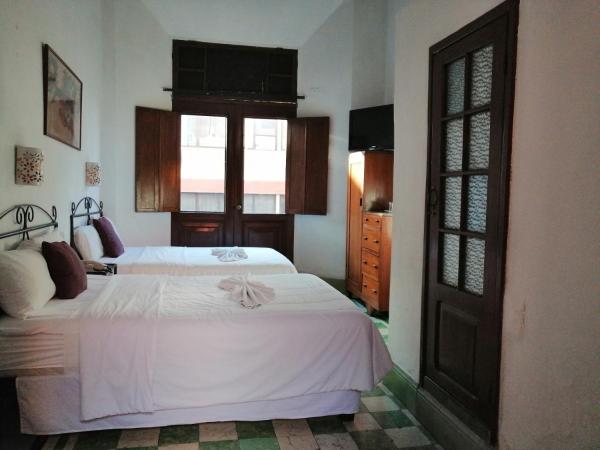 Hotel Reforma : photo 2 de la chambre chambre lits jumeaux avec balcon