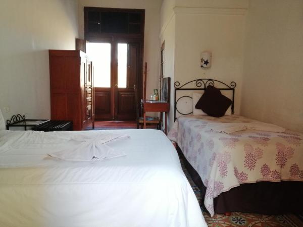Hotel Reforma : photo 1 de la chambre chambre lits jumeaux avec balcon