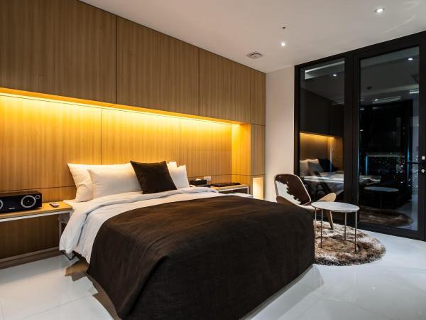 SR Hotel Sadang : photo 1 de la chambre chambre premium avec terrasse 
