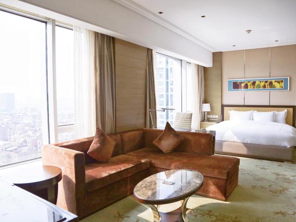 Crowne Plaza Nanjing Jiangning, an IHG Hotel : photo 4 de la chambre one-bedroom suite lounge access