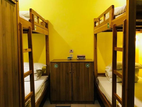 Hofang Guest House : photo 2 de la chambre lit dans dortoir hommes de 3 lits avec salle de bains commune