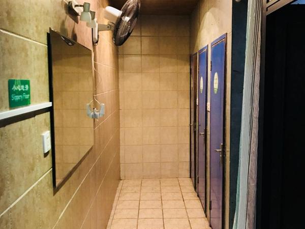 Hofang Guest House : photo 2 de la chambre lit dans dortoir pour hommes de 2 lits avec salle de bains commune