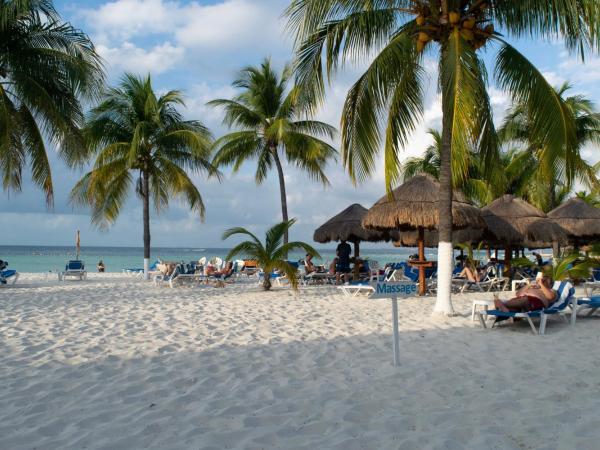Oceanfront condo at voted best Cancun sandy beach : photo 6 de la chambre appartement - vue sur piscine 