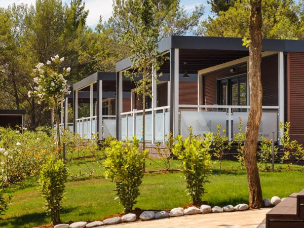 Premium Camping Homes Santa Marina, Lanterna : photo 8 de la chambre mobile home 2 chambres de luxe avec jacuzzi