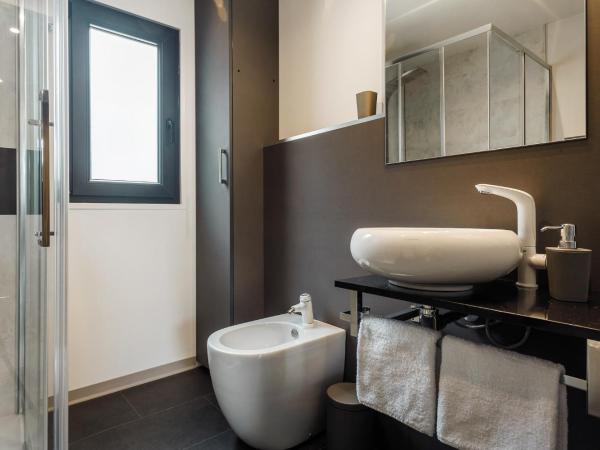 Premium Camping Homes Santa Marina, Lanterna : photo 7 de la chambre mobile home 2 chambres de luxe avec jacuzzi