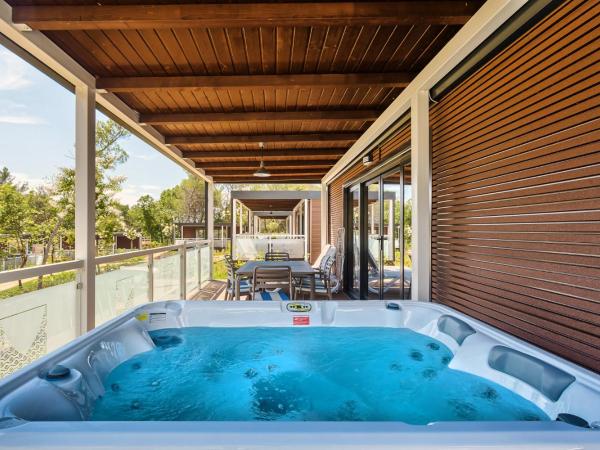 Premium Camping Homes Santa Marina, Lanterna : photo 1 de la chambre mobile home 2 chambres de luxe avec jacuzzi