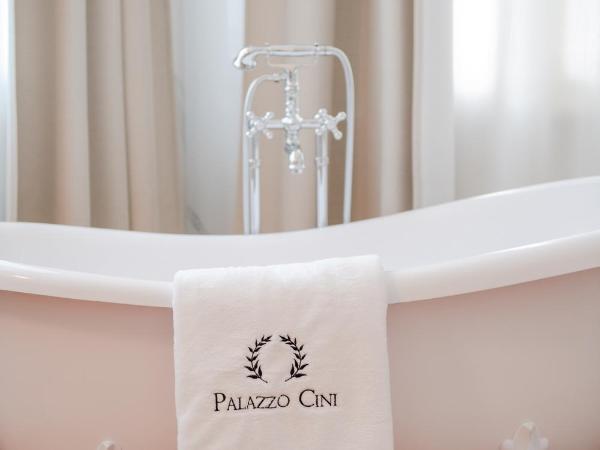 Palazzo Cini Luxury Rooms in Pisa : photo 4 de la chambre chambre triple supérieure avec baignoire