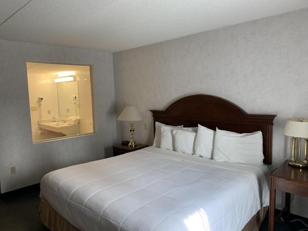 Rodeway Inn Fallsview : photo 5 de la chambre chambre lit king-size - non-fumeurs