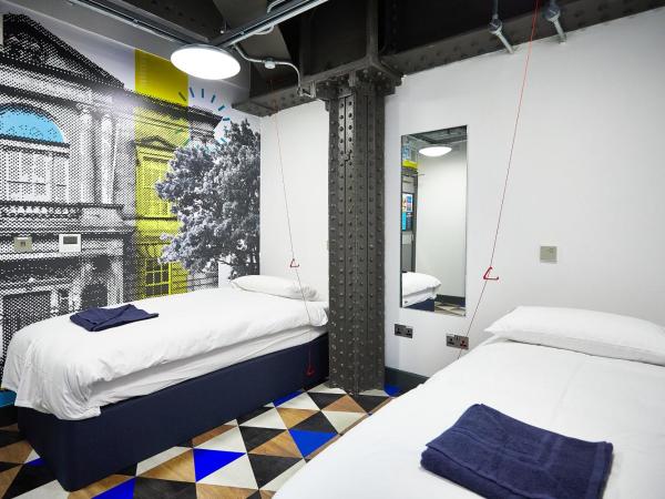 St Christopher's Edinburgh Old Town : photo 1 de la chambre chambre lits jumeaux avec salle de bains