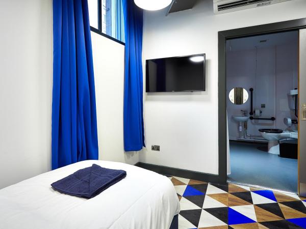 St Christopher's Edinburgh Old Town : photo 2 de la chambre chambre lits jumeaux avec salle de bains