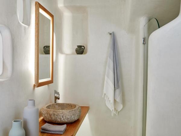 La Perla Villas and Suites - Adults Only : photo 5 de la chambre suite sénior avec petite piscine privée - vue sur caldeira