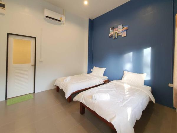 We Hostel Khaolak : photo 5 de la chambre chambre simple avec salle de bains privative