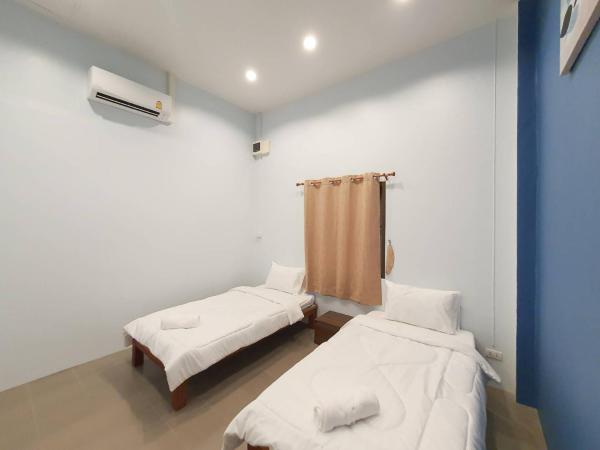We Hostel Khaolak : photo 3 de la chambre chambre simple avec salle de bains privative
