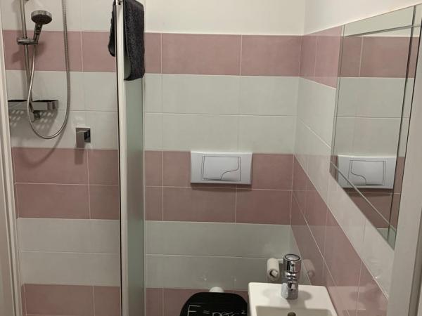 Casa Friends Lingotto Ospedali Metro Spezia : photo 9 de la chambre chambre quadruple avec salle de bains privative