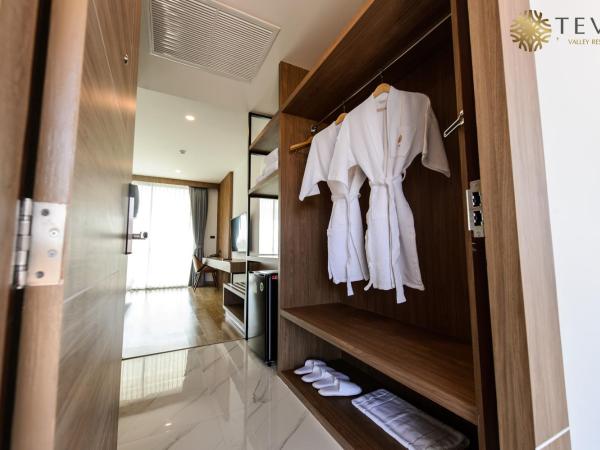 TEVA Valley Resort : photo 4 de la chambre suite lit king-size avec balcon