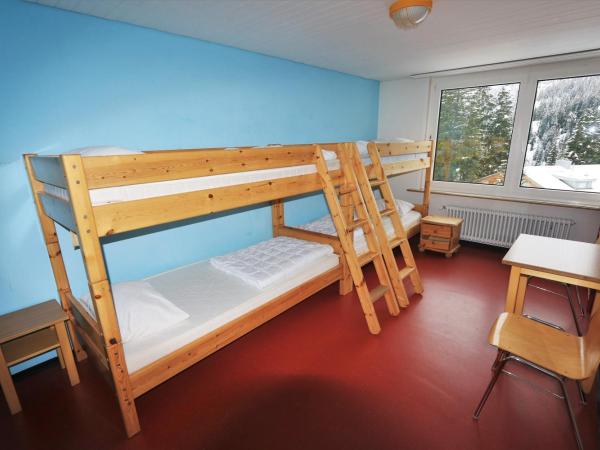 juhui Arosa : photo 1 de la chambre chambre quadruple avec salle de bains