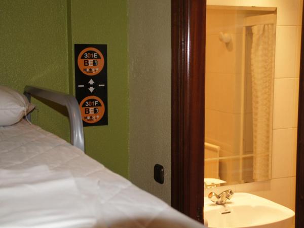 Moon Hostel Bio : photo 3 de la chambre chambre familiale avec salle de bains privative