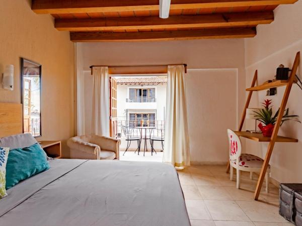 Olas Altas Suites Departamentos : photo 2 de la chambre suite lit king-size avec balcon