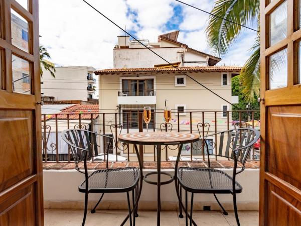 Olas Altas Suites Departamentos : photo 3 de la chambre suite lit king-size avec balcon