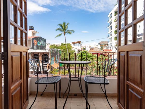 Olas Altas Suites Departamentos : photo 9 de la chambre suite lit king-size avec balcon