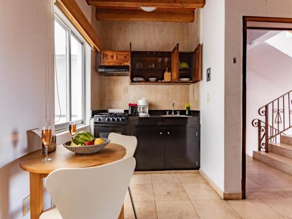 Olas Altas Suites Departamentos : photo 7 de la chambre suite lit king-size avec balcon