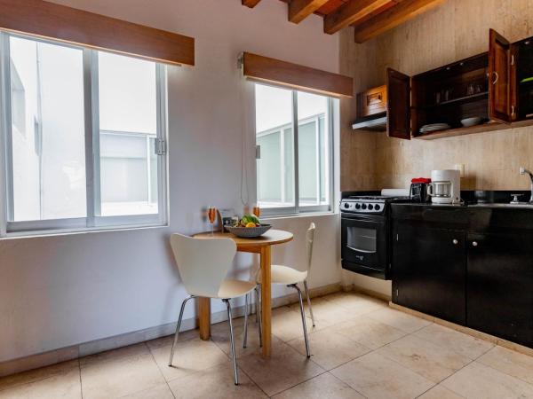 Olas Altas Suites Departamentos : photo 6 de la chambre suite lit king-size avec balcon