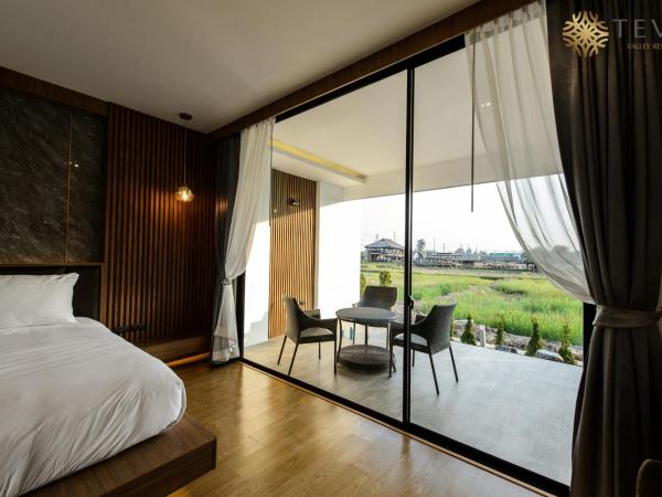 TEVA Valley Resort : photo 2 de la chambre chambre triple avec balcon
