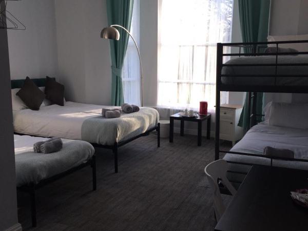 Queens Guesthouse Manchester : photo 6 de la chambre chambre familiale avec salle de bains privative