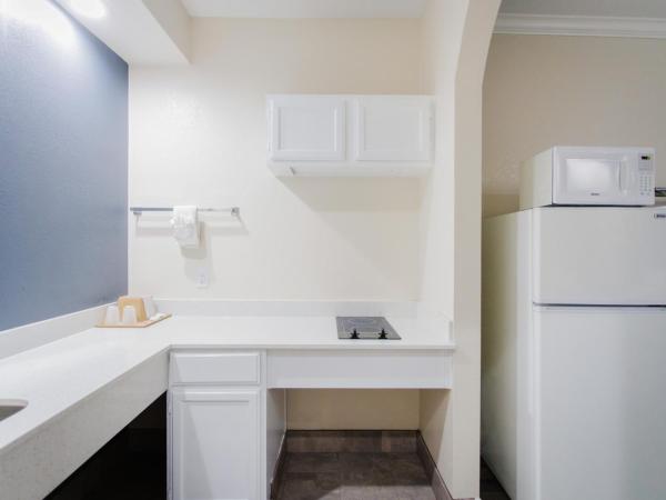 Palace Inn TX-249 : photo 8 de la chambre suite avec kitchenette - non-fumeurs