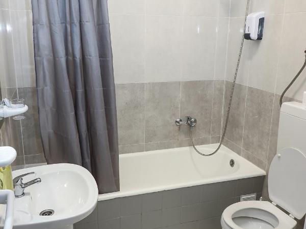 lisbon Home host : photo 10 de la chambre chambre triple avec salle de bains commune